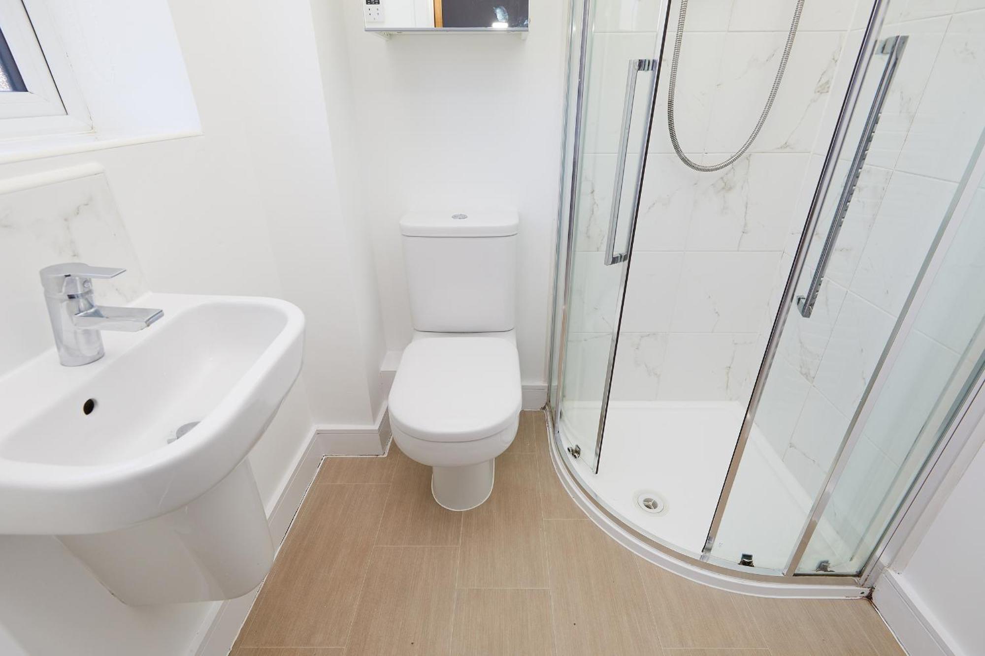 2 Bed Premium House - Driveway Parking - Royal Hospital 3 Mins