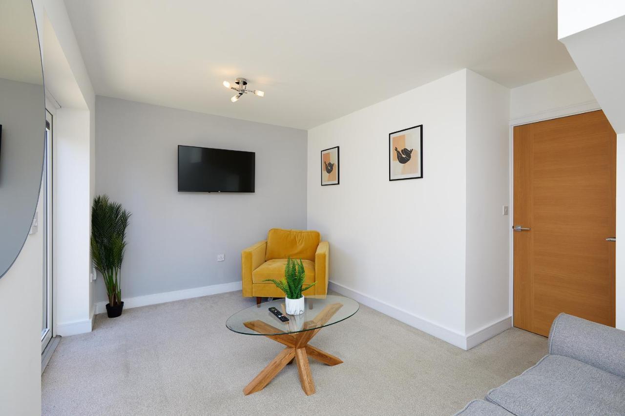 2 Bed Premium House - Driveway Parking - Royal Hospital 3 Mins Apartment *