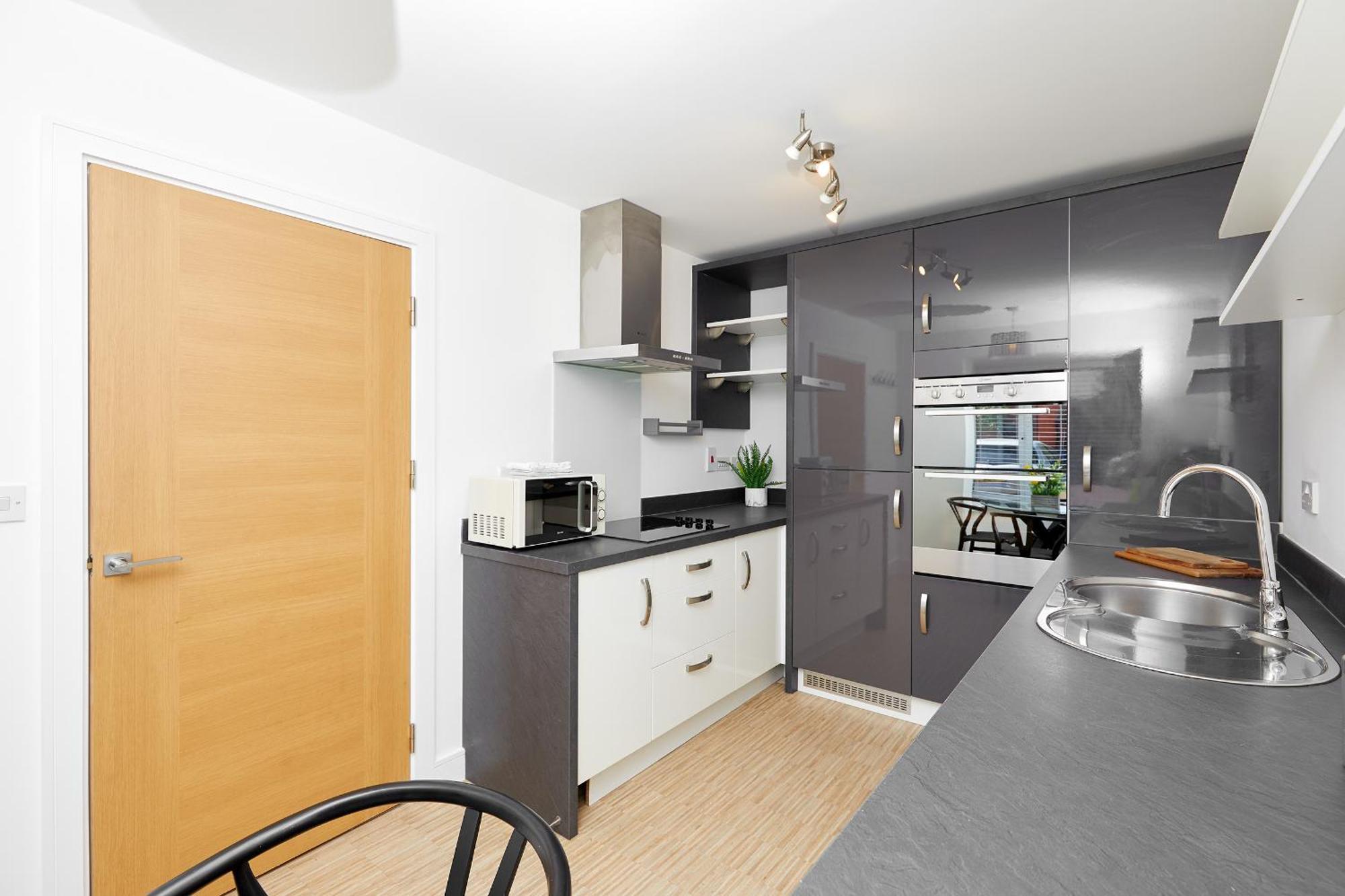 Apartment 2 Bed Premium House - Driveway Parking - Royal Hospital 3 Mins *