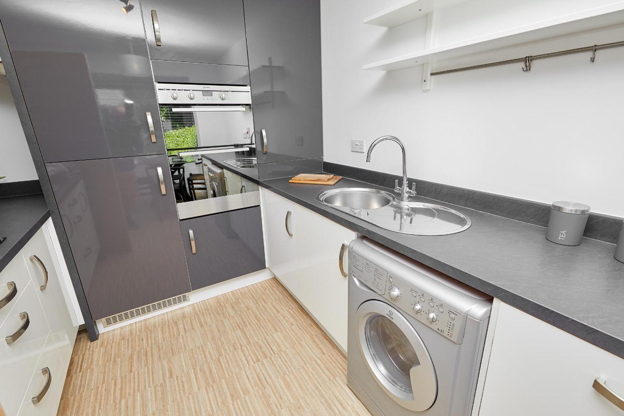 2 Bed Premium House - Driveway Parking - Royal Hospital 3 Mins